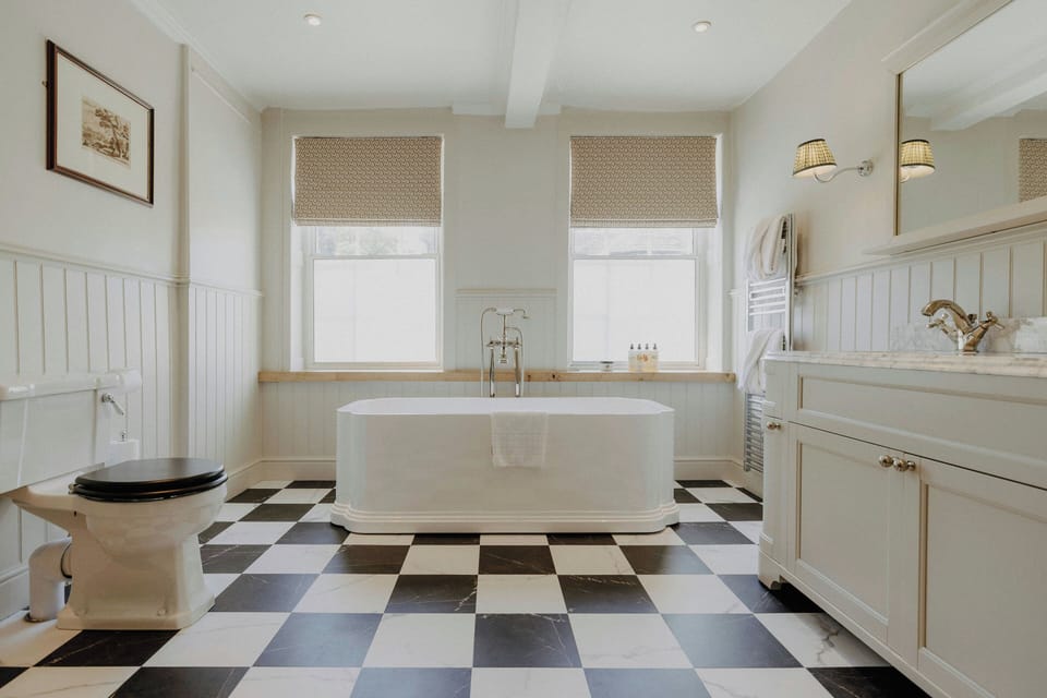 Combined shower/tub, free toiletries, hair dryer, towels