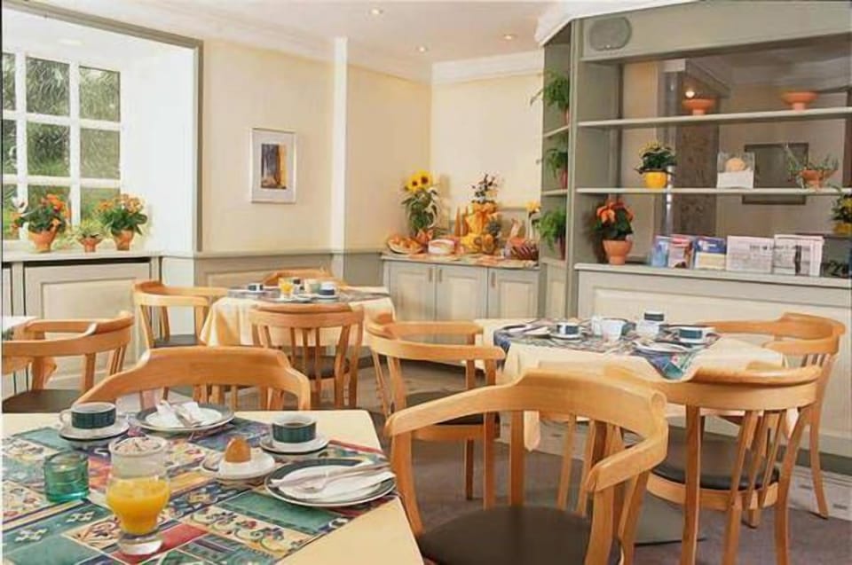 Daily buffet breakfast for a fee