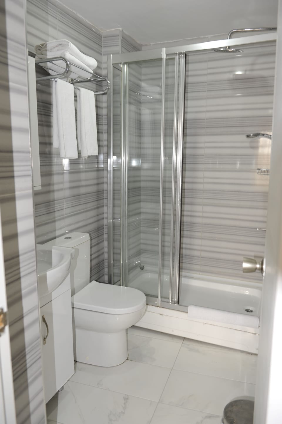 Shower, rainfall showerhead, free toiletries, hair dryer