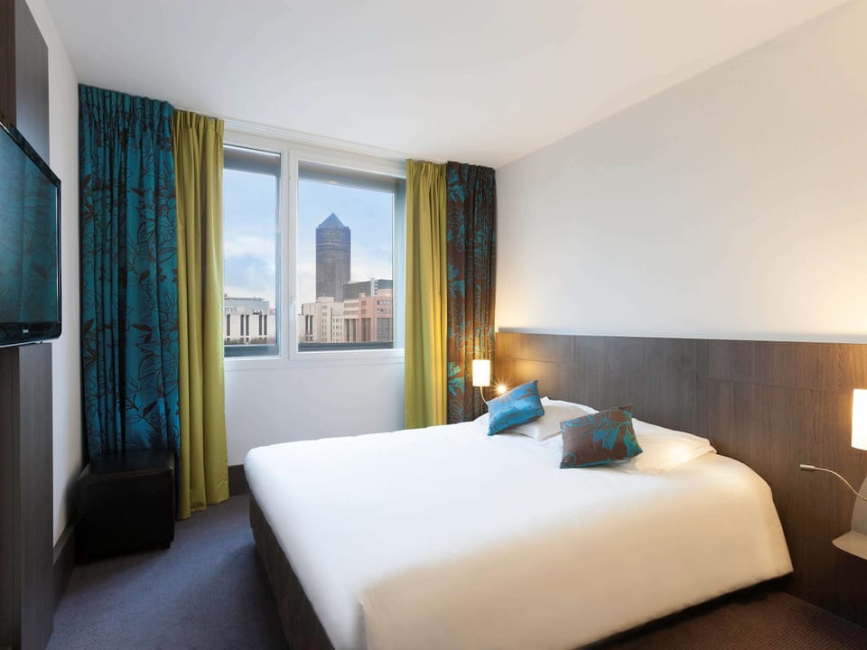 Standard Room, 1 King Bed | Premium bedding, in-room safe, desk, blackout drapes