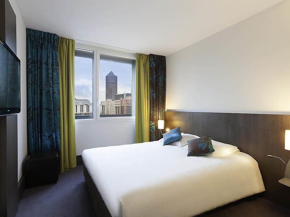 Standard Room, 1 Queen Bed | Premium bedding, in-room safe, desk, blackout drapes