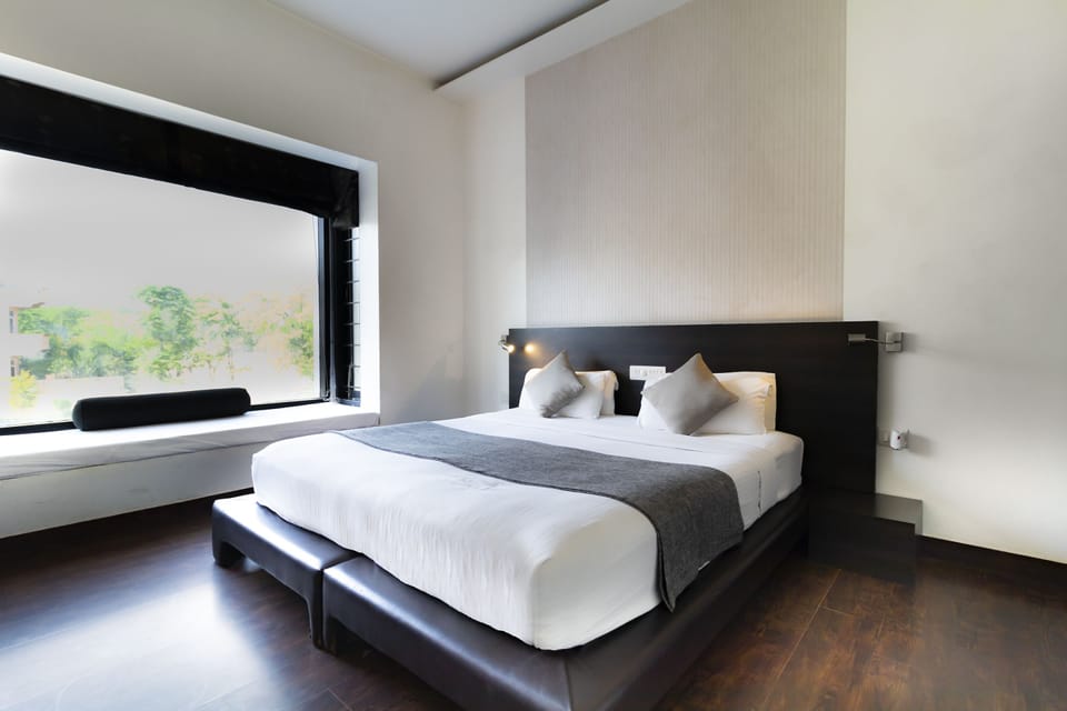 Deluxe Room, 1 Double Bed | Minibar, desk, blackout drapes, soundproofing
