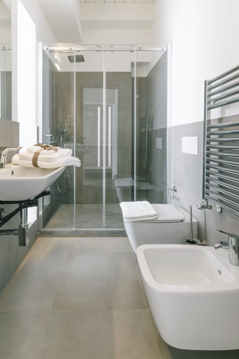 Comfort Suite | Bathroom | Shower, rainfall showerhead, hair dryer, bidet
