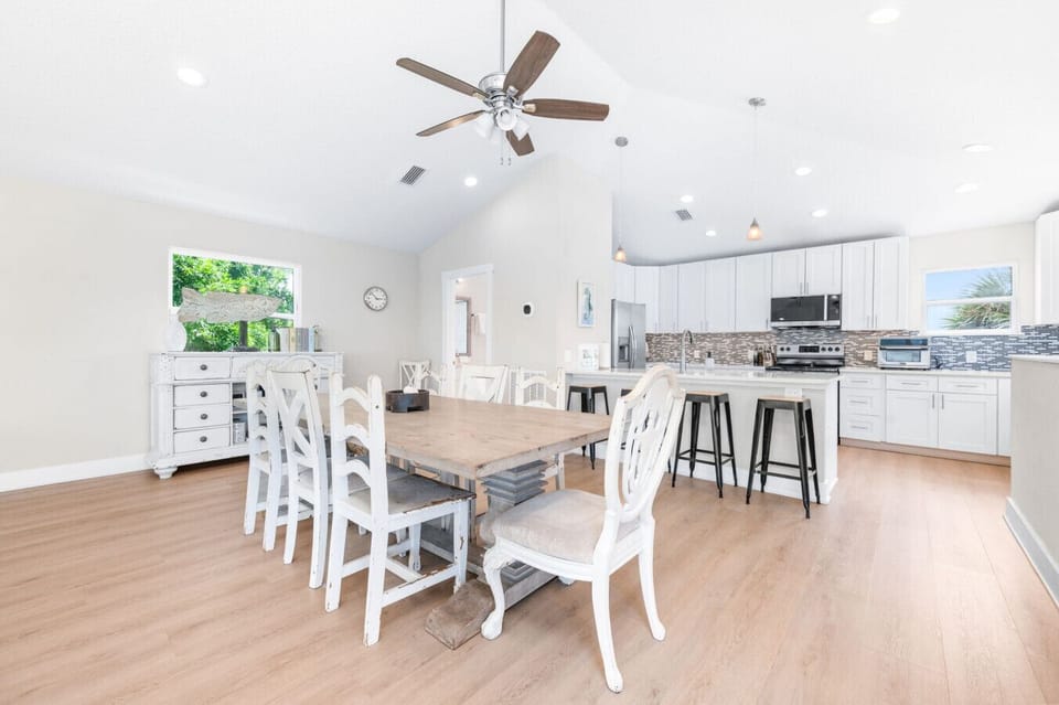 Another look at the dining area
