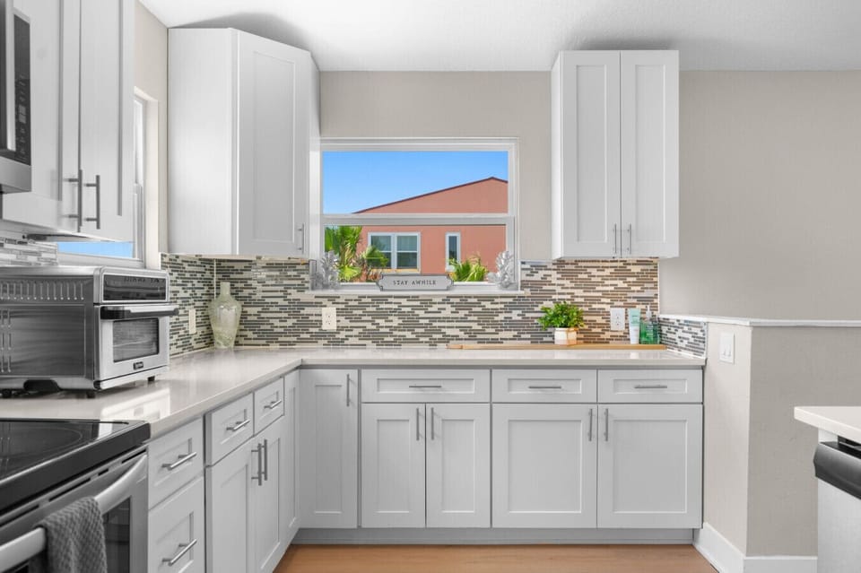 Beautiful fully stocked kitchen