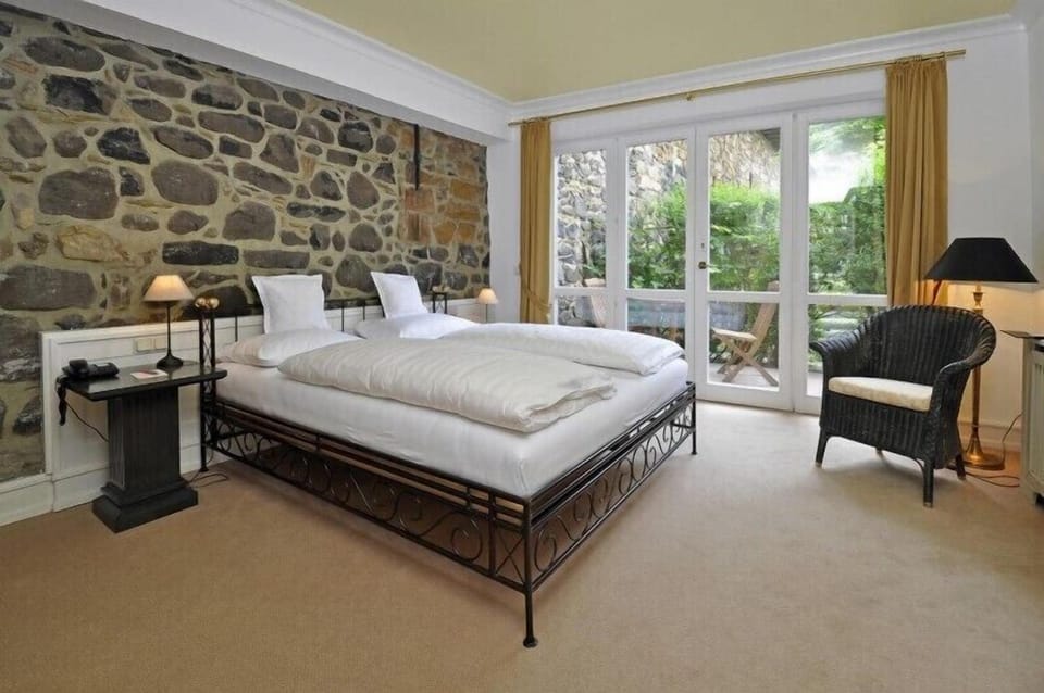Double Room | Desk, WiFi (free), bed sheets