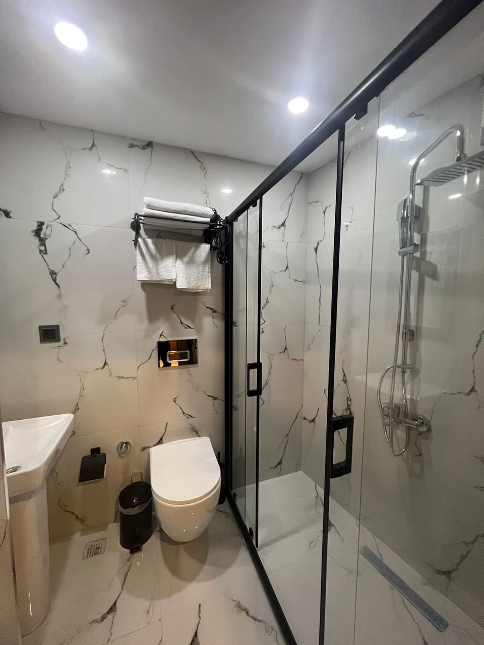 Standard Twin Room | Bathroom | Shower, rainfall showerhead, hair dryer, slippers