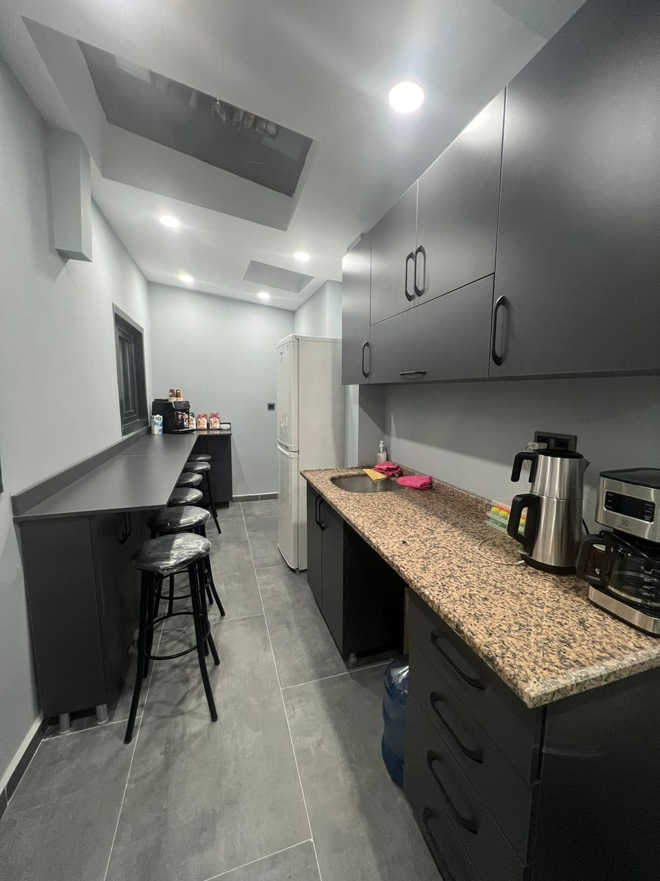 Full-size fridge, microwave, stovetop, dishwasher