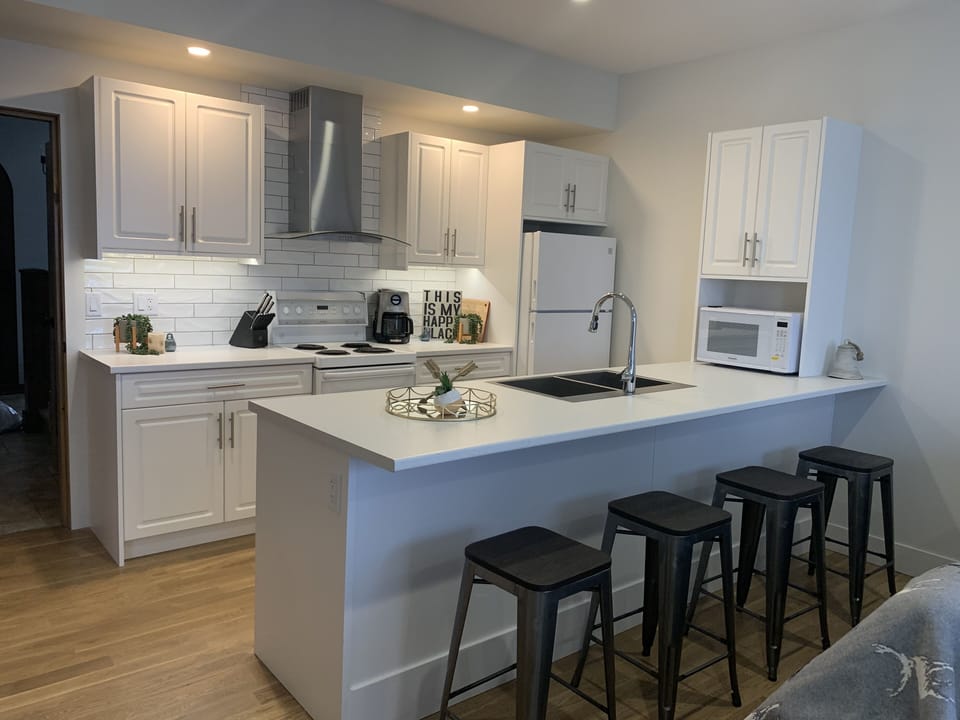 Birchwood Suite  - Kitchen with Breakfast Bar (Seats 4) 