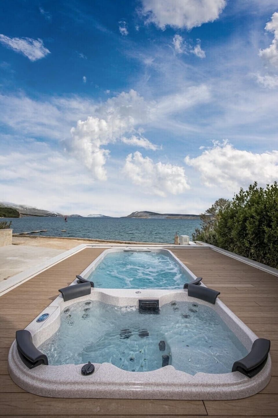 Outdoor spa tub