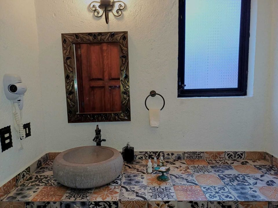 Deluxe Room, 1 King Bed | Bathroom sink