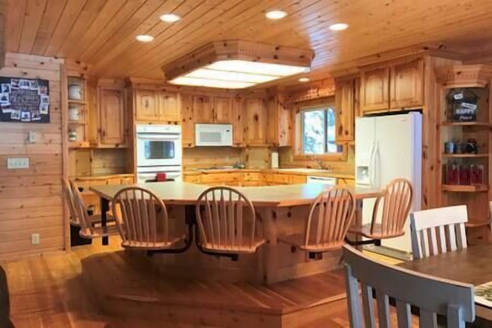 Kitchen-Breakfast bar