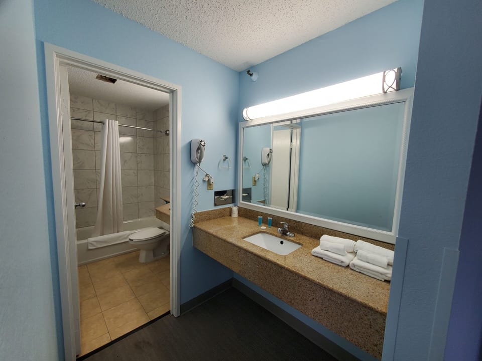 Studio Suite | Bathroom | Combined shower/tub, free toiletries, hair dryer, towels