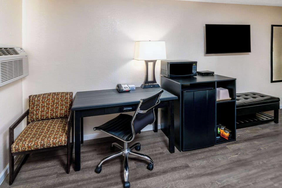 Upgraded, Standard Room, 1 Queen Bed | Desk, blackout drapes, free cribs/infant beds, free WiFi