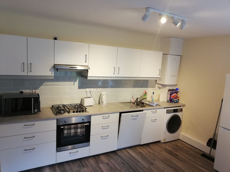 Well equipped kitchen — gas hob, oven, microwave, Nespresso & dining table for 6