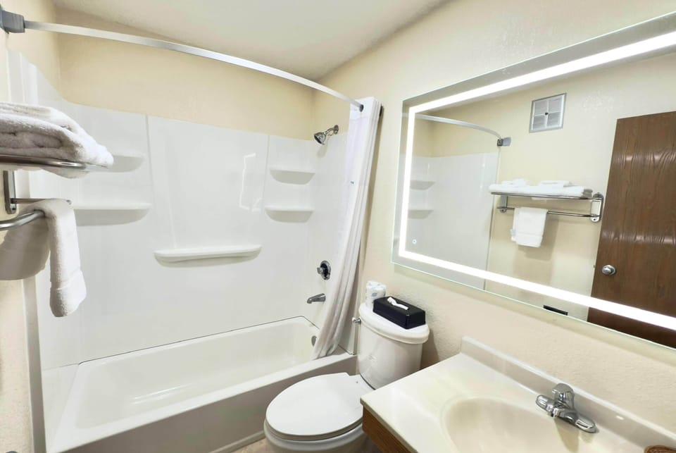 Combined shower/tub, free toiletries, hair dryer, towels