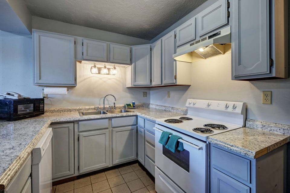 Desk, free cribs/infant beds, free WiFi, bed sheets