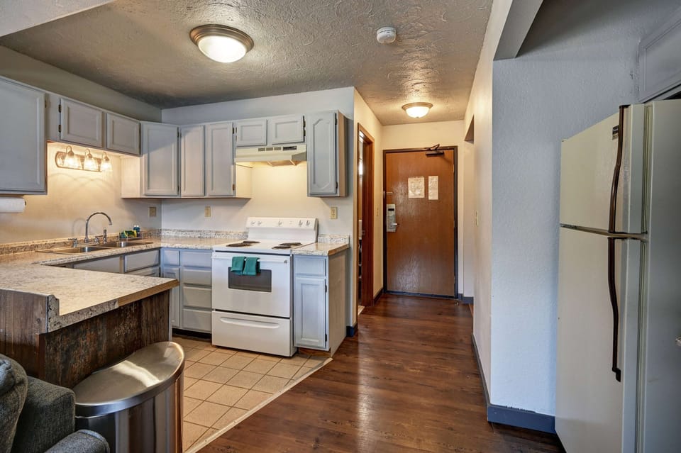 Desk, free cribs/infant beds, free WiFi, bed sheets