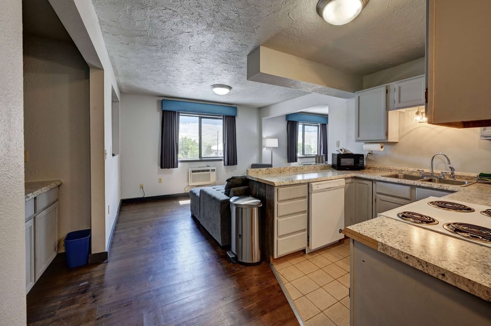 Desk, free cribs/infant beds, free WiFi, bed sheets