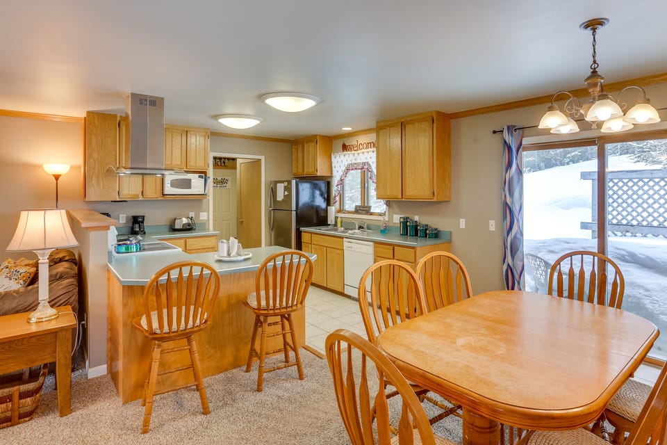 Dining Area | Dishes & Flatware Provided