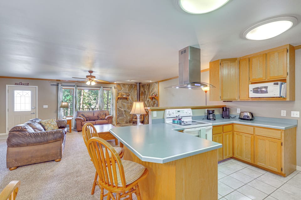 Kitchen | Interior | Open Floor Plan | Free WiFi