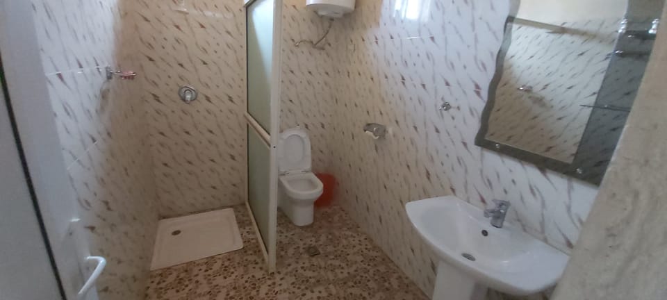 Separate tub and shower, rainfall showerhead, free toiletries