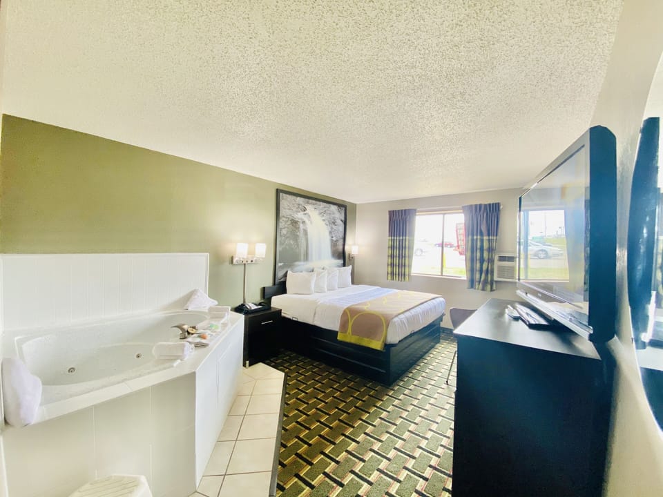 Deluxe Room, 1 King Bed, Non Smoking | Desk, blackout drapes, iron/ironing board, cribs (free)