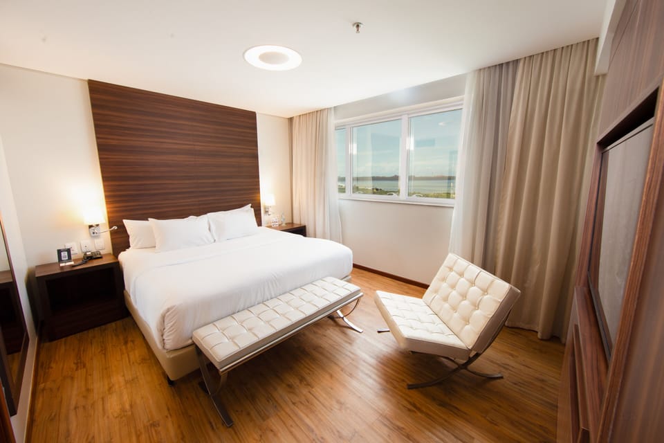 Business Suite | Minibar, in-room safe, desk, blackout drapes