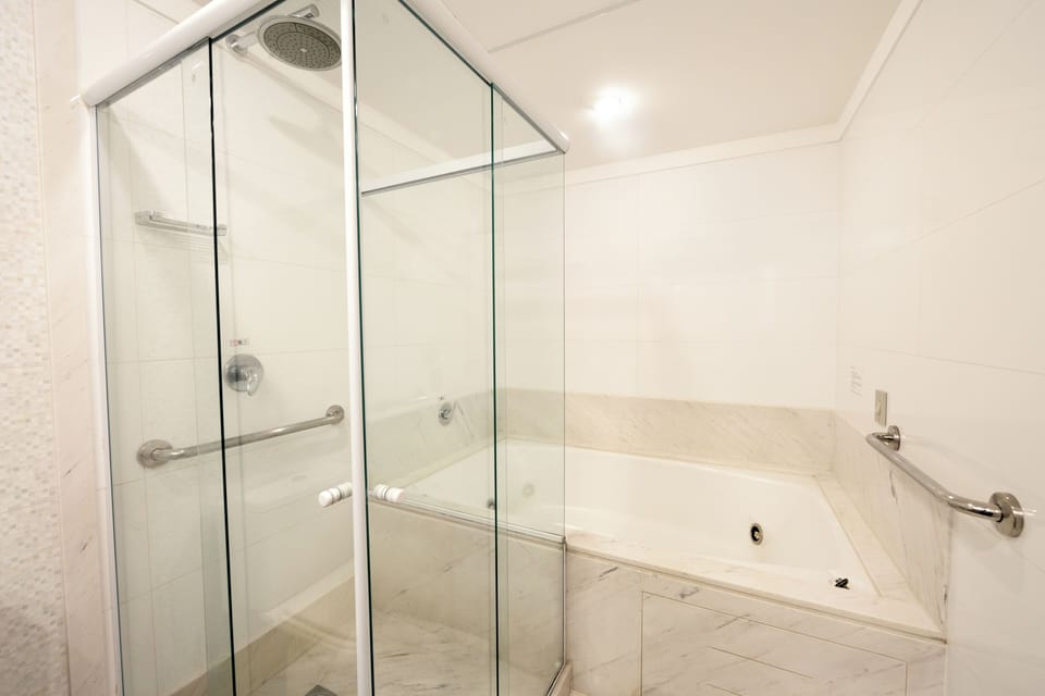 Business Suite | Bathroom | Shower, designer toiletries, hair dryer, towels