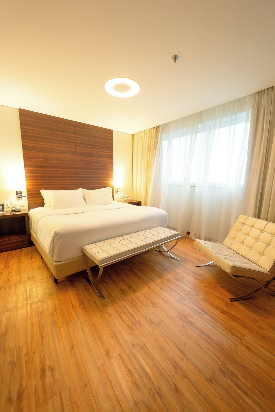 Business Suite | Minibar, in-room safe, desk, blackout drapes