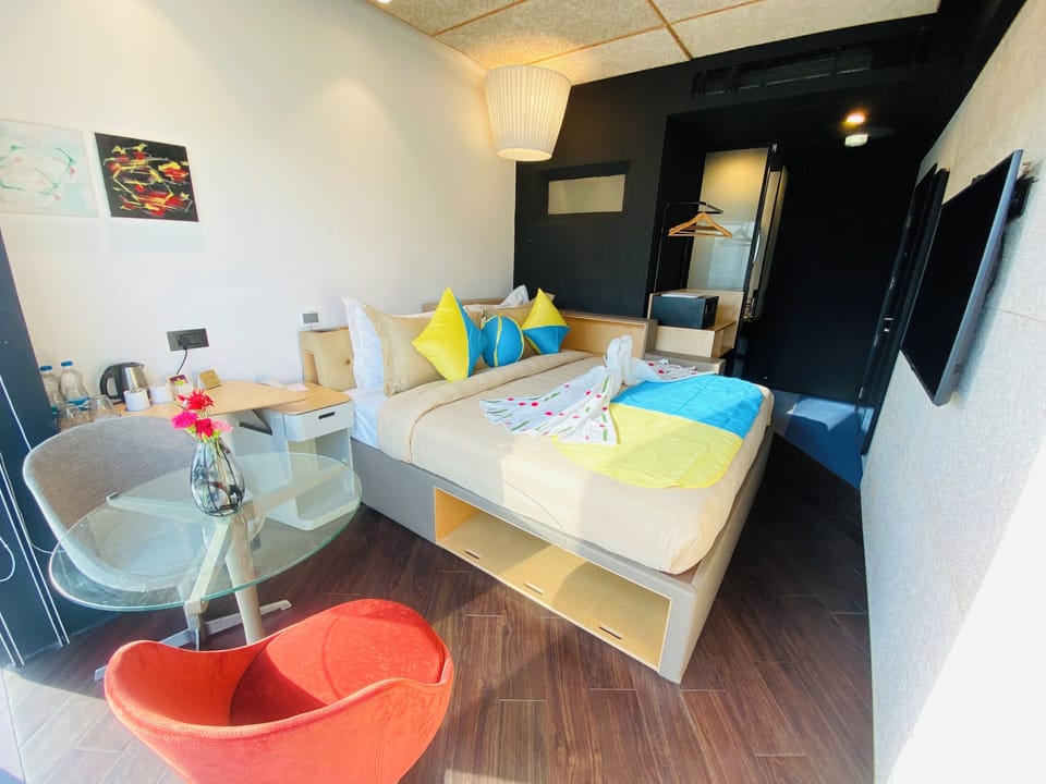 1 bedroom, premium bedding, in-room safe, desk