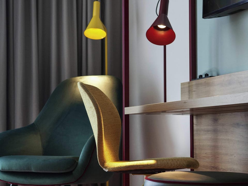 Desk, laptop workspace, blackout drapes, free cribs/infant beds