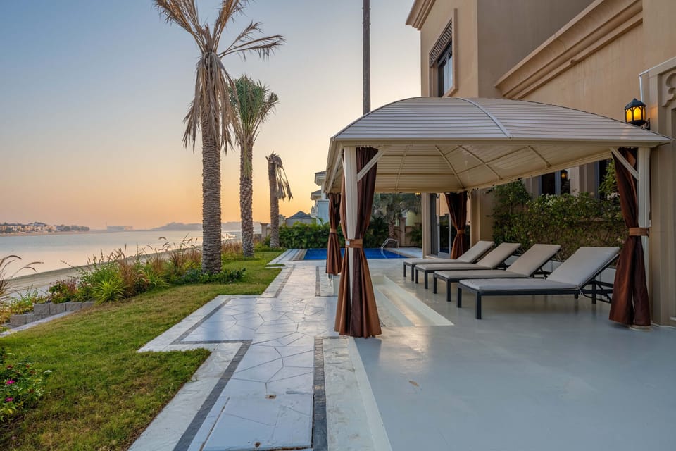 Seafront holiday villa with private pool and beach access in Palm Jumeirah Dubai