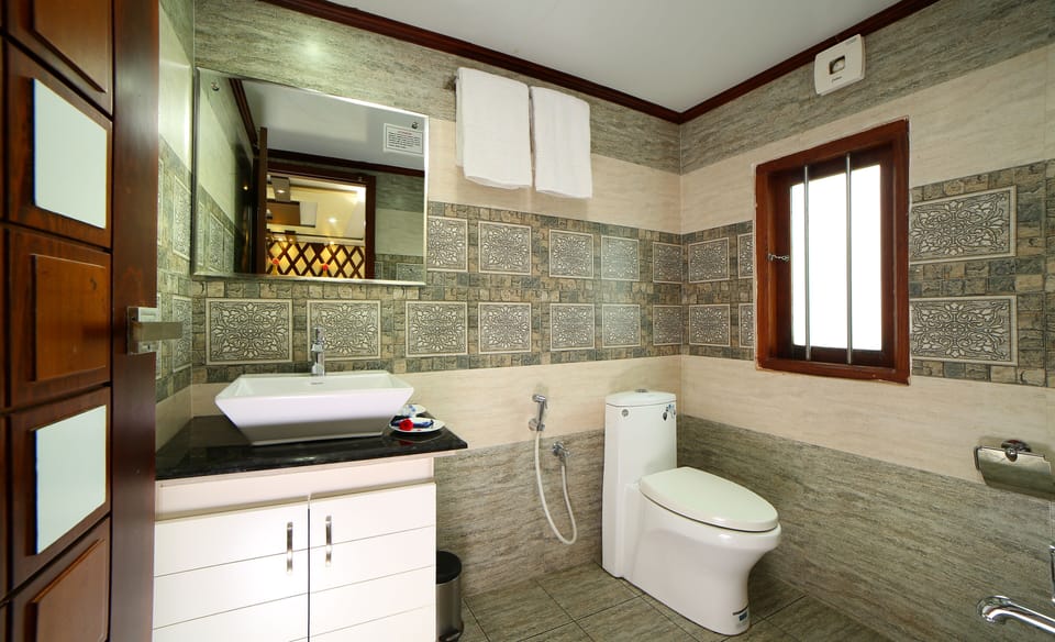 Shower, free toiletries, towels