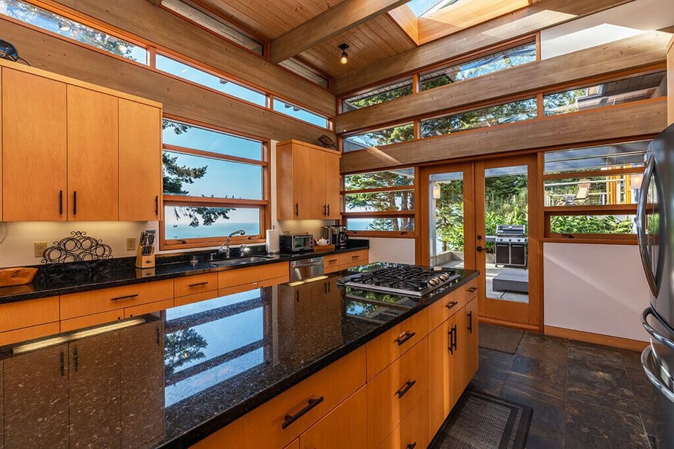The expansive island makes cooking & entertaining a breeze. - The expansive island makes cooking & entertaining a breeze.