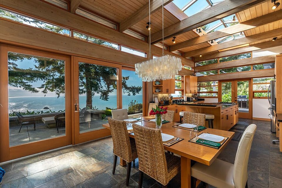 Gaze out to sea while dining. - Gaze out to sea while dining.