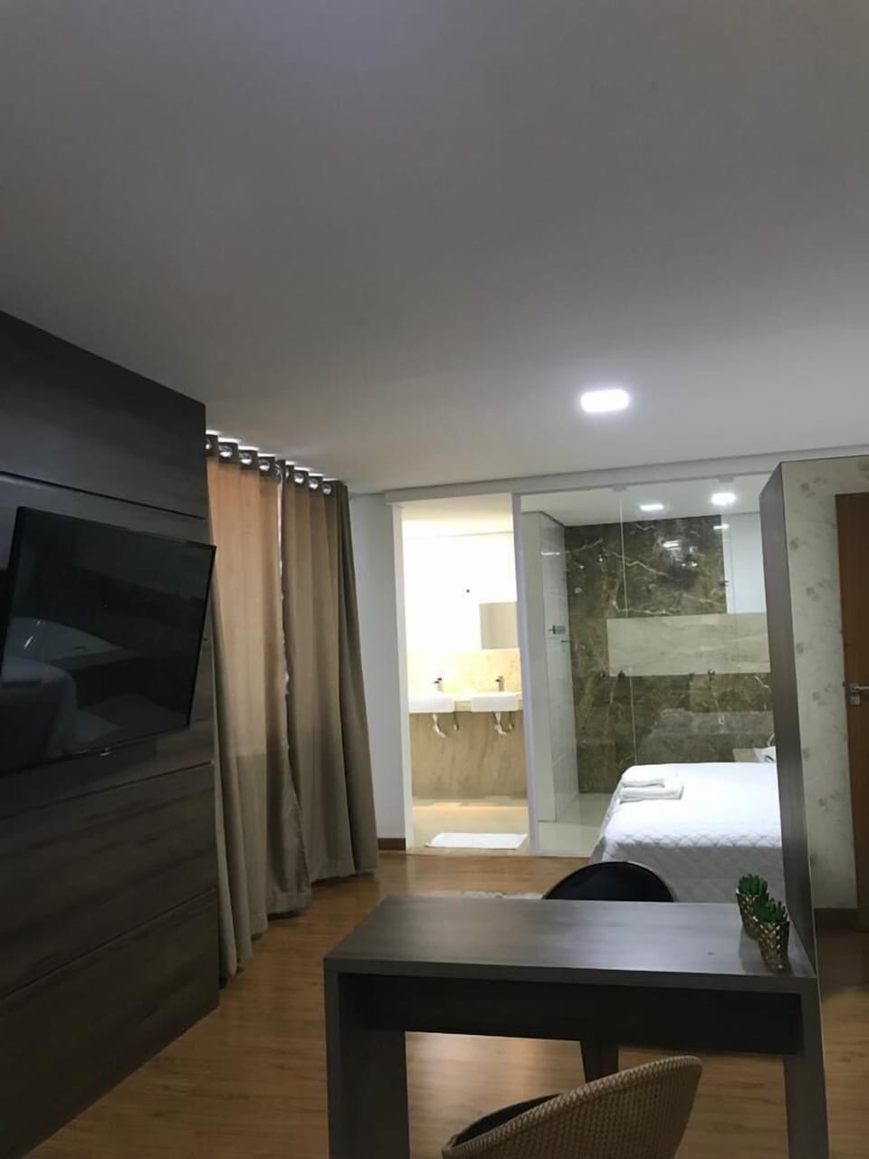 Deluxe Studio Suite, Hot Tub (com sala) | Minibar, desk, WiFi (free)