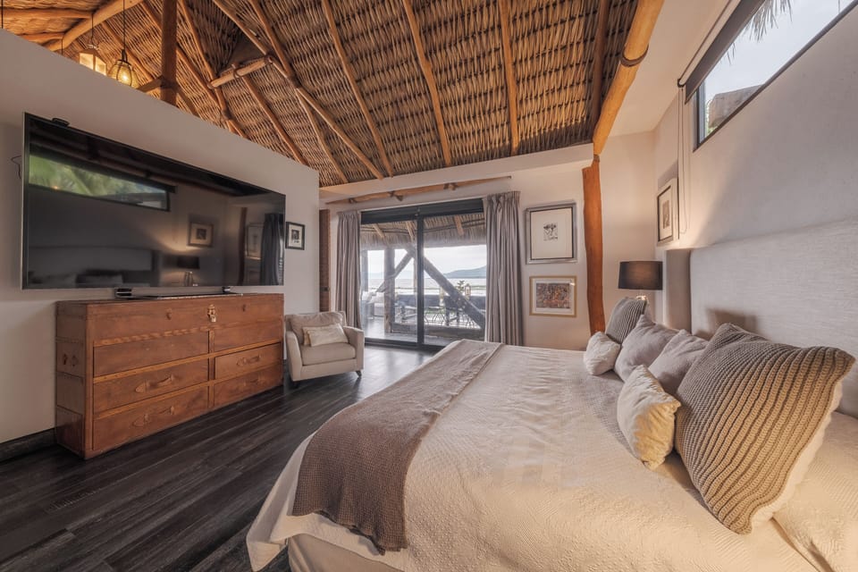 Luxury Cabin, Lake View | Egyptian cotton sheets, premium bedding, in-room safe, blackout drapes