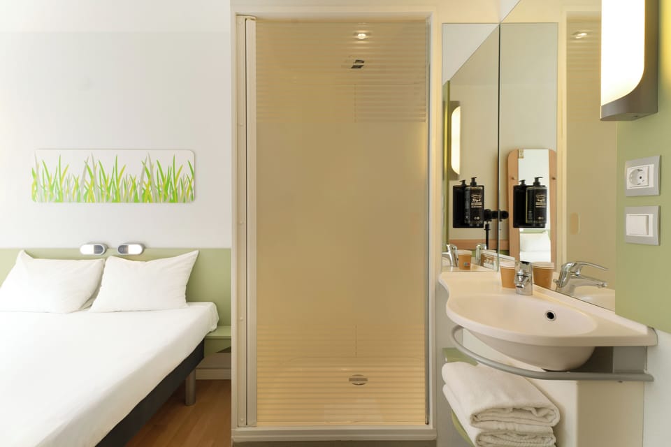 Room, 1 Double Bed | Bathroom