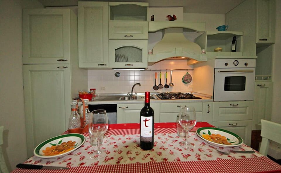 Family Apartment, 1 Bedroom | Private kitchen