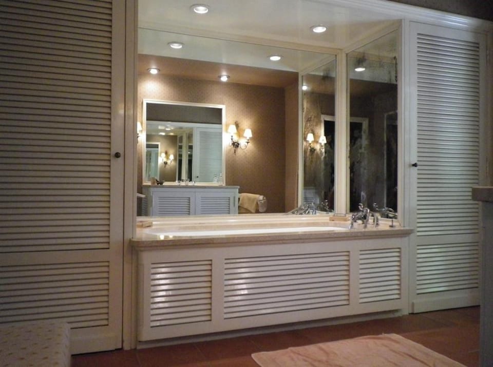 Double Room | Bathroom | Hair dryer, towels, soap, shampoo
