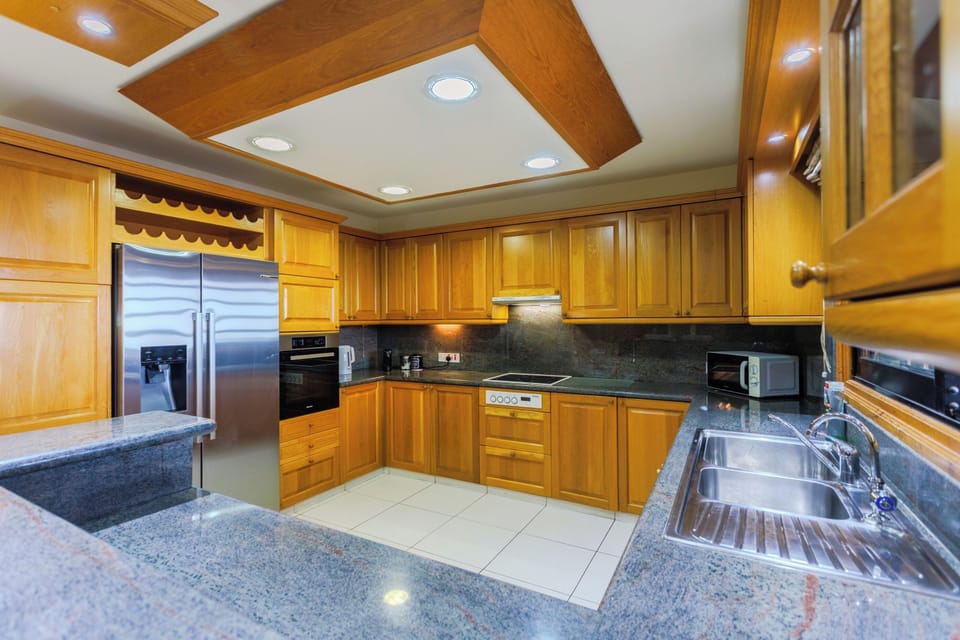 Luxury Villa | Private kitchen | Full-size fridge, oven, stovetop, cookware/dishes/utensils