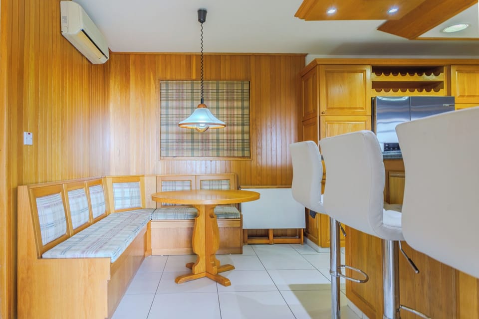 Luxury Villa | Private kitchen | Full-size fridge, oven, stovetop, cookware/dishes/utensils