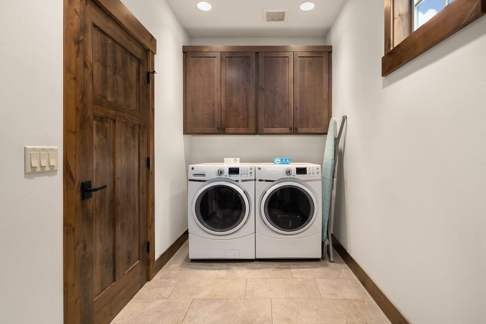 Pine Breeze: - Laundry Room.