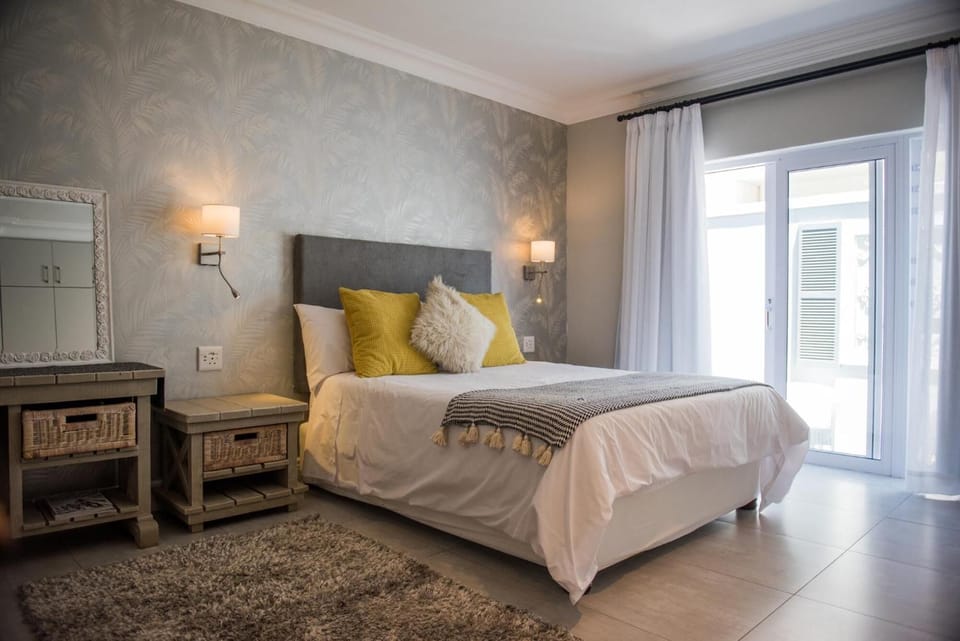 Premium bedding, in-room safe, individually decorated