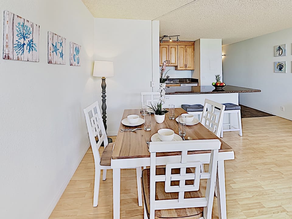 Dining Area - Island style furnishings with beautiful coastal artwork throughout