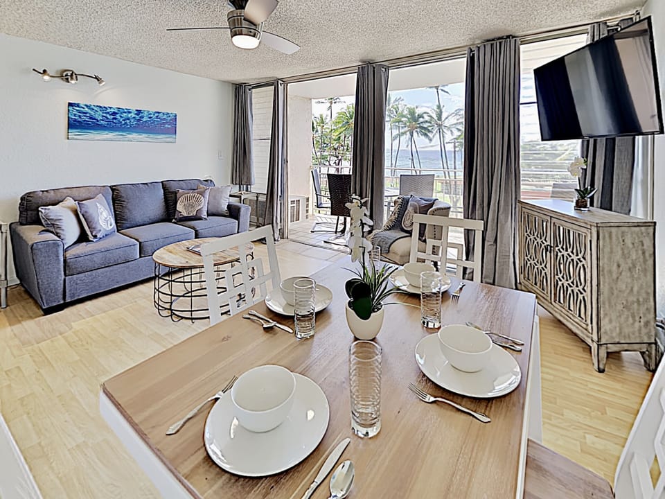 Dining Area - Sit at this dining table for four while listening to the ocean waves!