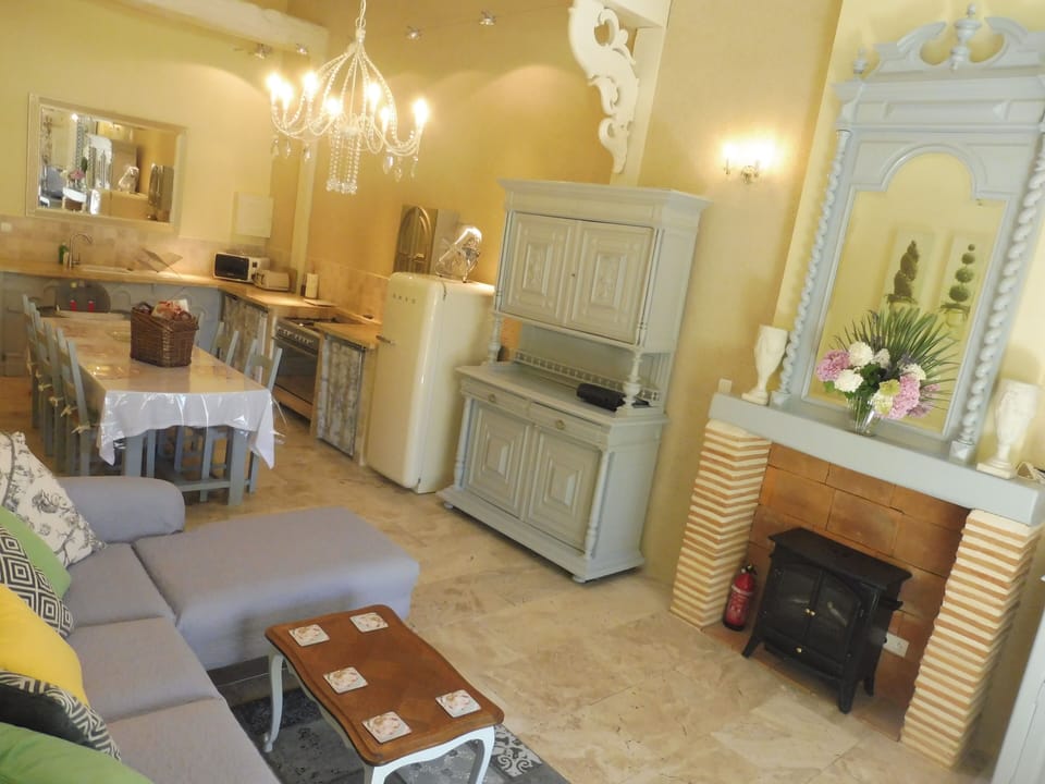 Flat-screen TV, fireplace, table tennis, toys