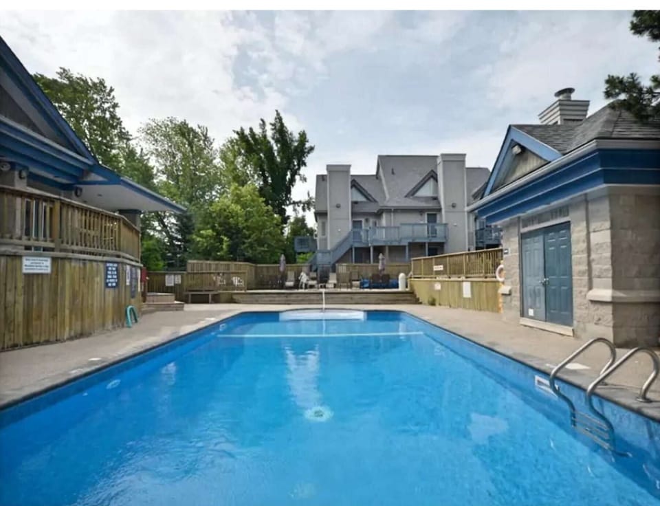 Seasonal Pool (Victoria Day to Labour Day)