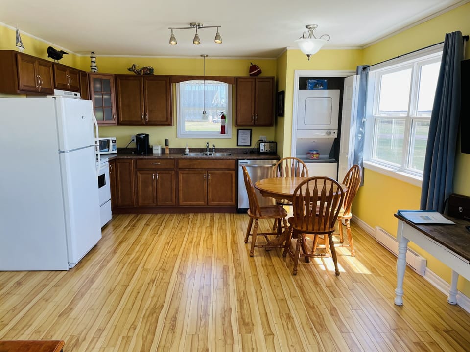 Full Kitchen and Full Laundry!